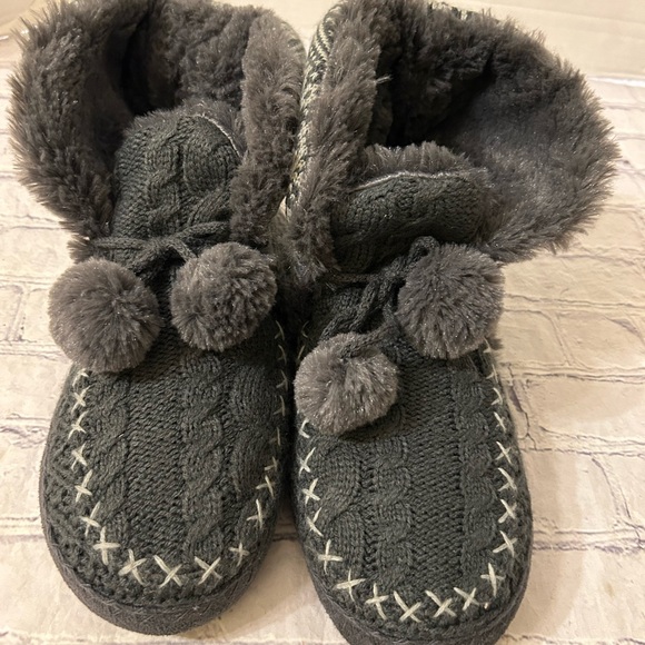 TARGET GREY SWEATER LIKE FAUX FUR SLIPPER BOOTIES WITH POMS WOMEN’SIZE 7-8 - Picture 2 of 7